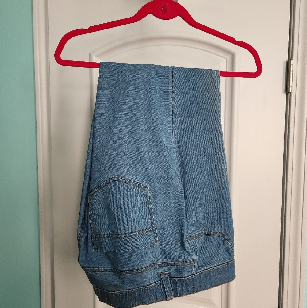 NWOT HUE Crop Jeans